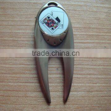 round rotatable golf divot tool with playing card logo