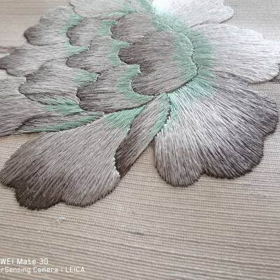 Ручная вышивка обоев