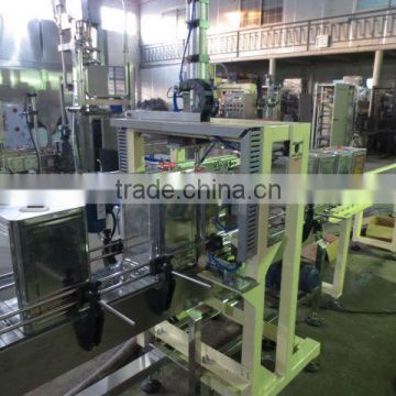 Automatic screwing lids machine for cans