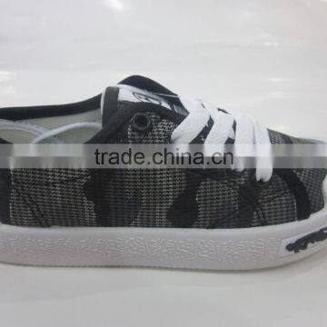 Lace-up canvas shoes for students