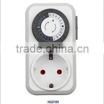 Mechanical daily plug in timer