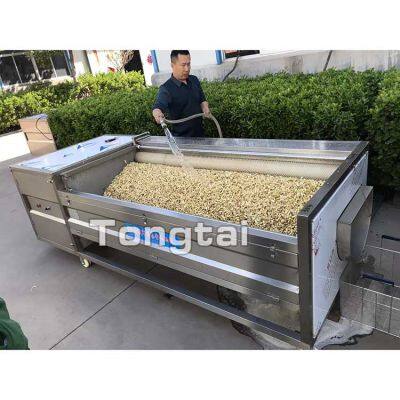 Brush roller type high-yield multifunctional peanut cleaning machine