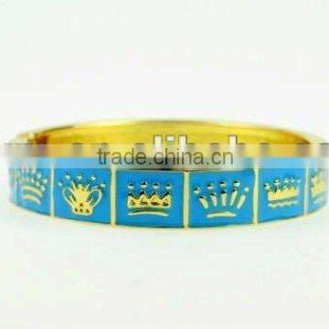 Fashion metal bangle with crown