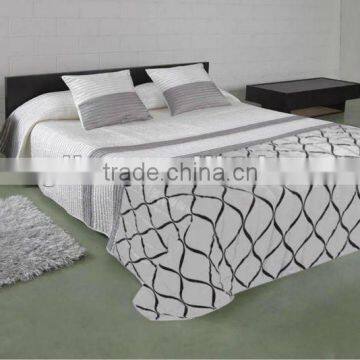 3Pcs Taffeta Flocking Quilt Set