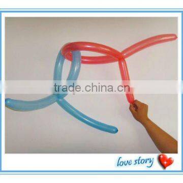 long balloons twisting