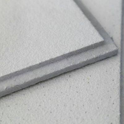 Plafond acoustique en fibre minérale à bord régulier T 24 avec conception de trous d'épingle en surface de sable, vente en gros directe de la fabrique de plafonds en fibre minérale