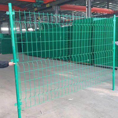 Photovoltaic Wire Mesh Fences Are Available for Sale in Stock. Fence Nets for Photovoltaic Fields. Double-strand Wire Guardrails Are in Abundant Supply. photo-5