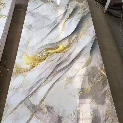 Panel de mármol dorado de PVC con varios patrones de superficie. Superficie brillante. Perfectos paneles de pared para el hogar y la oficina