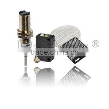 Retro-reflective photoelectric sensor