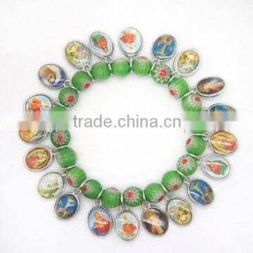 Bracelet chain with 8 mm coloured glaze beads and double side saint medal