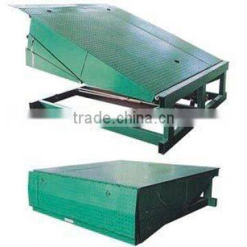 Fixed goods loading and truck unloading ramp equipment