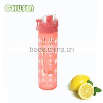 cheap glass drink bottle with fruit infuser and colorful silicone sleeve