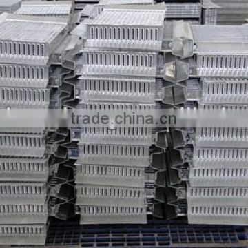 Aluminum radiator core assembly with header plate