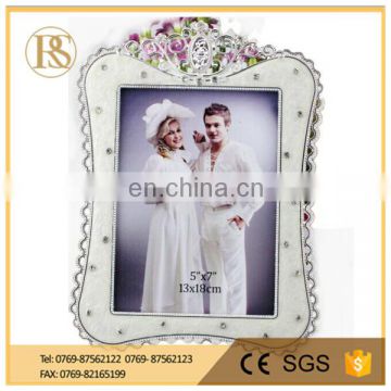 Diamond-fringed photo frame