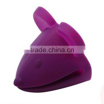 Mouse shape silicone glove