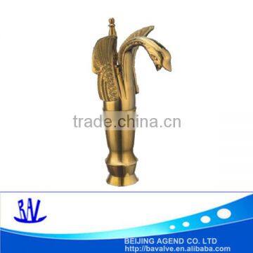 Deck mounted golden tap faucet single handle swan style basin faucet