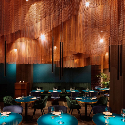 Высококачественная цветная мягкая тканая декоративная металлическая сетка из металлической цепи, металлический катушный драпированный сетчатый занавес для декора стены