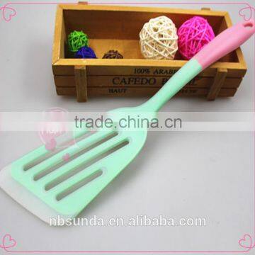 Factory whosale food grade kitchen tools silicone cake turner