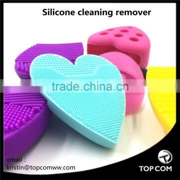 Silicone facial cleaning tool can exfoliate, effectively and deeply clean the face.