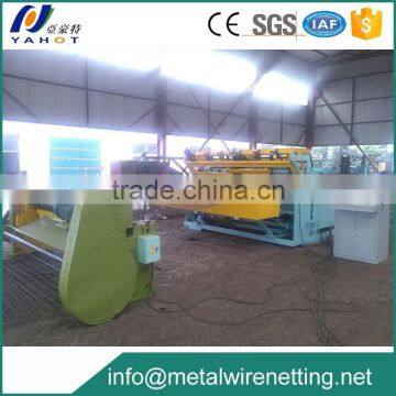 Automatic roll wire mesh fence welding machine