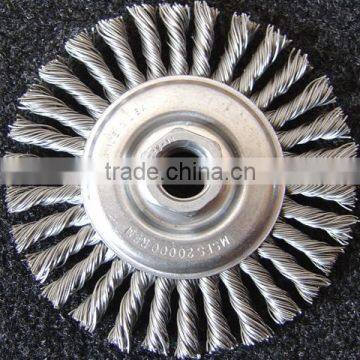 Single section wheel brush with stringer bead type