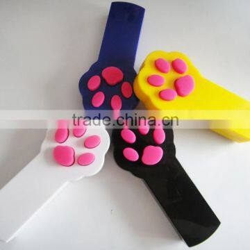 Winod Cat Paw Shape Laser Beam WIN-1923 Black Paw Luggage Blister Packing Laser Pointer on off Switch photo-4