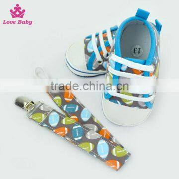 Fashion Rugby Pattern High Quality Newborn Crib Shoes Baby Shoes Matching Pacifier Clip