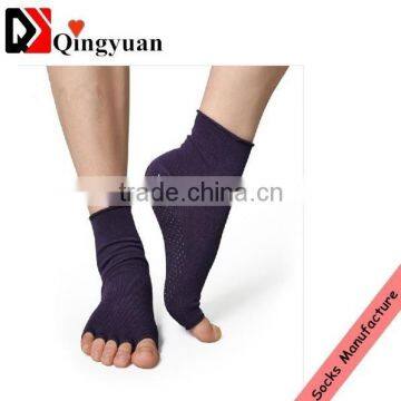 Latest style non-skid anti-slip five toe black cotton yoga socks