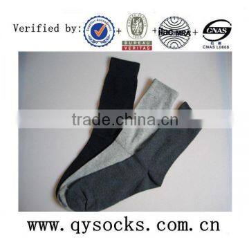 Men's dress cotton socks with plain color and reinforced cuff heel and toe for comfortable wear