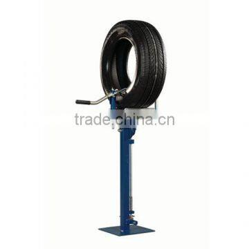 Manual tire spreader for medium sized tire