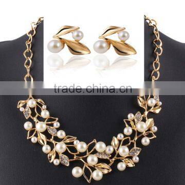 Gold plating stud earring and necklace imitation pearl fashional jewelry set decorated with rhinestone