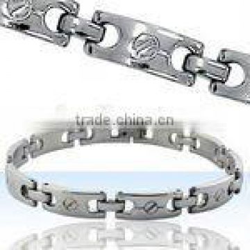 Stainless steel bracelet with circular shaped center links