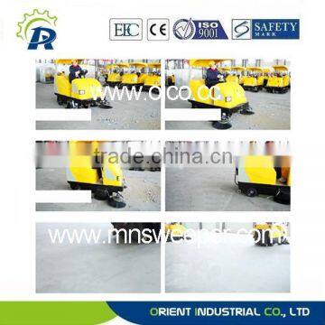 Brushes Lifted Automatically Outdoor Use Riding Road Sweeper With Vacuum Sweeping and Water Spraying photo-5