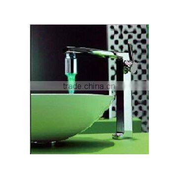 LED kitchen faucet changes color with temperature changes