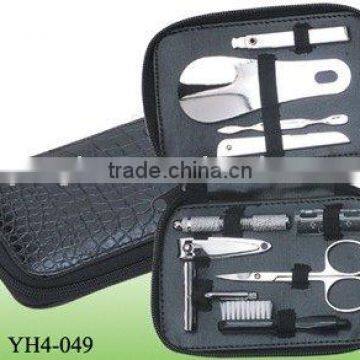 Black zipper bag with 9pc shaving kit and manicure set