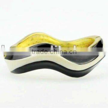 Fashion wave shape bangle