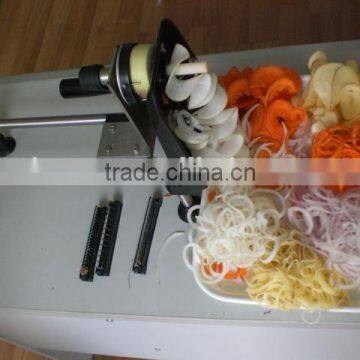 Manual spiral vegetable slicer