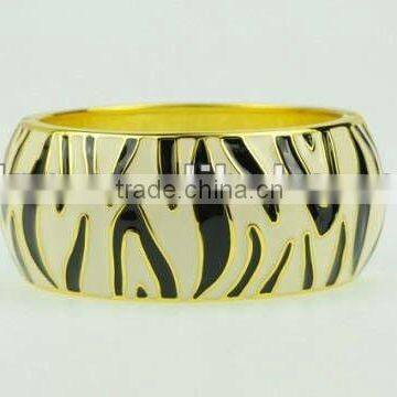 Zebra color metal bangle