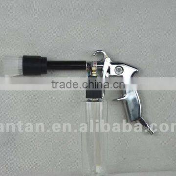 drying gun with solution, cleaning the dirt