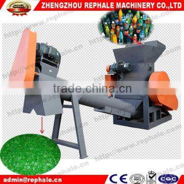 PET bottle crushing machine with compact structure