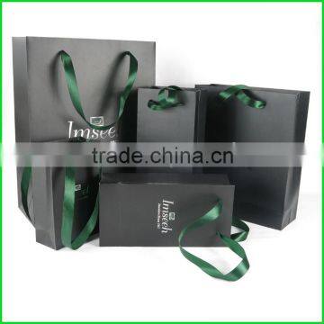 Customized Luxury Paper Jewelry Packaing Bag with Green Ribbon Handle