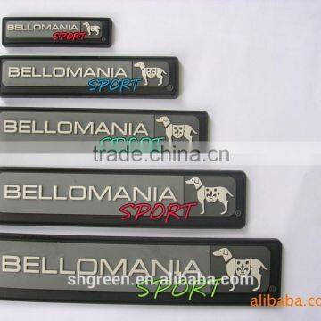 Custom different sizes 3D embossed rubber label for suits