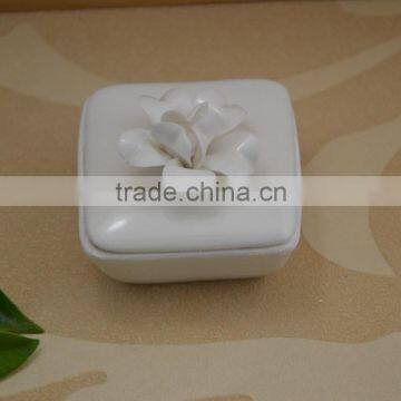 Factory Direct Ceramic Trinket Box With Flower Shape Design photo-4