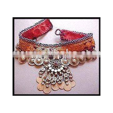 kUCHI BELLYDANCE EMBRODIERED DANGLE CHOKER