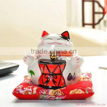 Beautiful Pottery Maneki Neko for Room Decoration