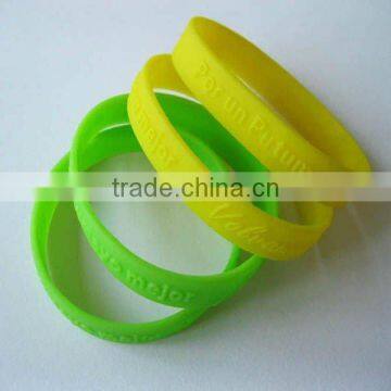 Single color silicone bracelet or wristband