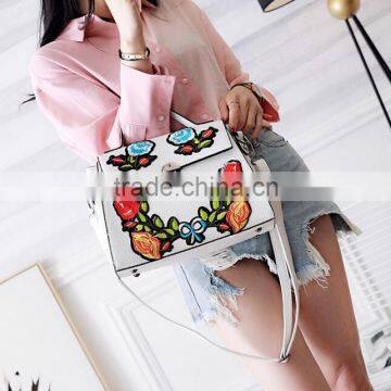 Zm50361b 2017 New Style Fashion Women Handbag Retro Embroidery Flower Lady Single Shoulder Bags photo-4
