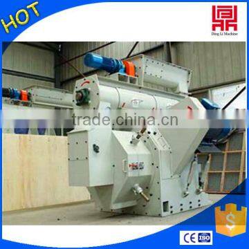 Large output vertical ring die wood pellet machine with durable wearing parts