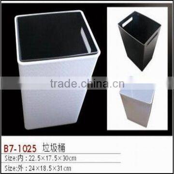 Plastic trash can