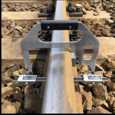 Digital rail web gauge for measuring rail web wear